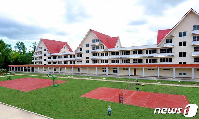 (평양 노동신문=뉴스1) = 북한 노동당 기관지 노동신문은 21일 당 창건 기념일(10월10일)을 맞아 평안북도소년단야영소가 준공됐다고 보도했다. 피현군의 삼교천 기슭에 건설된 야영소 준공식이 20일 진행됐다. [국내에서만 사용가능. 재배포 금지. DB 금지. For Use Only in the Republic of Korea. Redistribution Prohibited] rodongphoto@news1.kr