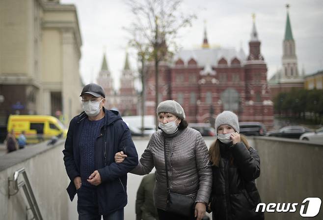 러시아 모스크바의 한 거리에서 행인들이 마스크를 쓴 채 걷고 있다. ? AFP=뉴스1