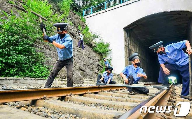 (평양 노동신문=뉴스1) = 북한 노동당 기관지 노동신문은 9일 본격화되는 장마철을 맞아 수해 대비에 총력을 기울일 것을 주문했다. 신문은 특히 철도운수부문에 수해를 입을 수 있는 구조물들이 많다며 일꾼들이 현장을 하나하나 밟으며 점검하고 대책을 세워야 한다고 당부했다. 사진은 평양철길대의 모습. [국내에서만 사용가능. 재배포 금지. DB 금지. For Use Only in the Republic of Korea. Redistribution Prohibited] rodongphoto@news1.kr