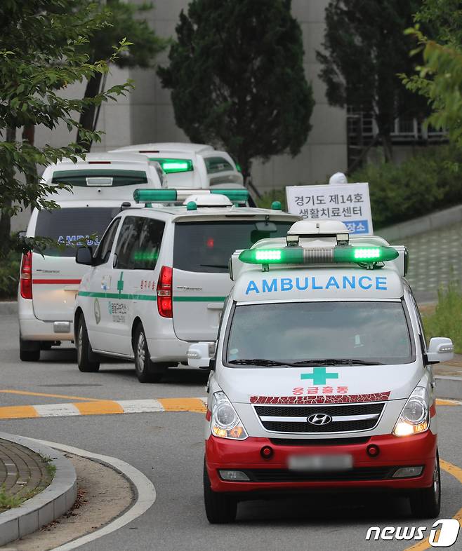 국내 신종 코로나바이러스 감염증(코로나19) 신규 확진자가 2223명을 기록한 11일 오후 경기도 수원시 영통구 경기대학교 생활치료센터가 확진자를 이송하는 구급차들로 붐비고 있다. © News1 김영운 기자