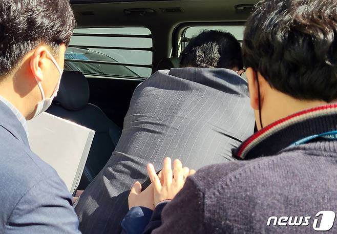 35억원대 사기 혐의를 받는 60대 사업가가  22일 오전 광주 동구 광주지방법원에서구속 전 피의자 심문(영장실질심사)을 마친 뒤 경찰 호송차에 올라타고 있다.2021.10.22/뉴스1 © News1 고귀한 기자