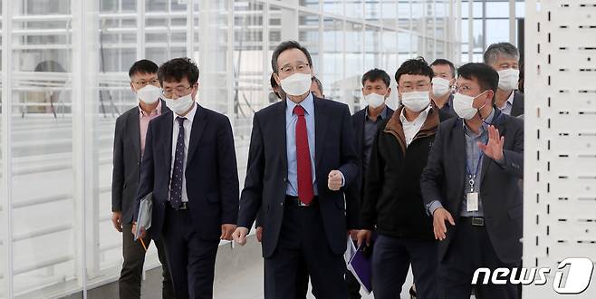 송하진 전북도지사가 22일 전북 김제시 스마트팜 혁신밸리 공사현장을 찾아 현장시찰을 하고 있다. 2021.10.22/뉴스1 © News1 유경석 기자