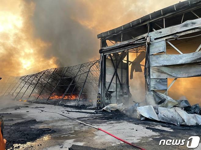 경기 용인시 처인구 스티로폼 제조공장 화재 현장.(경기도소방재난본부 제공) © 뉴스1