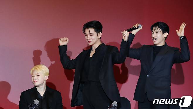 우지(왼쪽부터), 조슈아, 도겸이 22일 오전 서울 영등포구 콘래드호텔에서 열린 미니 9집 '아타카(Attacca)‘ 발매기념 글로벌 기자간담회에 참석해 '빌보드200 1위를 상상하며 포즈를 취하고 있다. © News1 권현진 기자