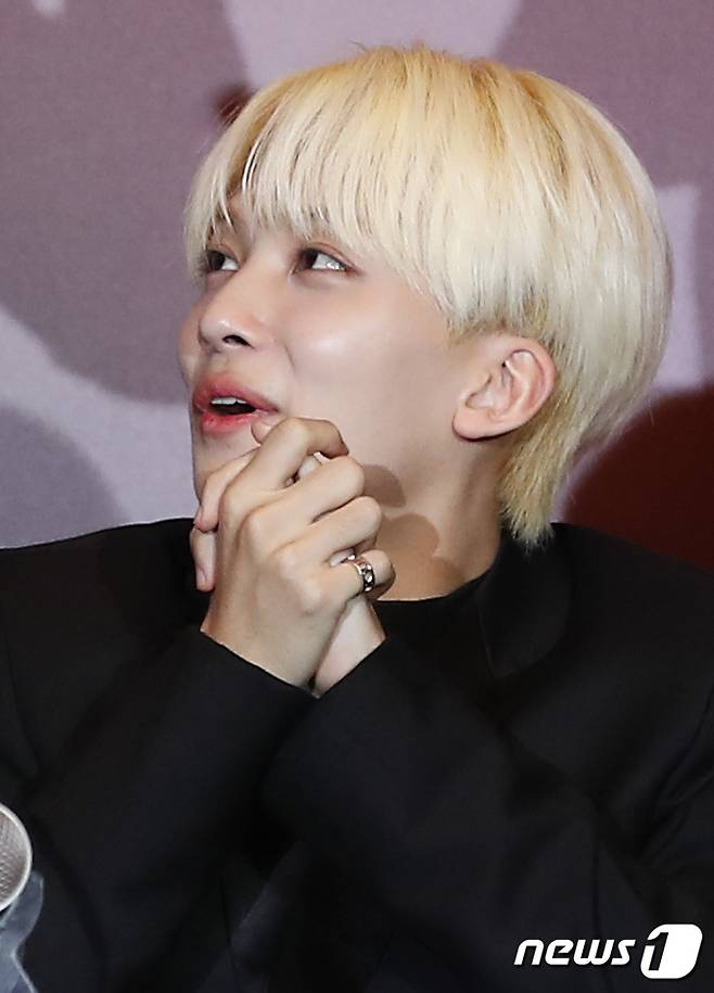 정한이 22일 오전 서울 영등포구 콘래드호텔에서 열린 미니 9집 '아타카(Attacca)‘ 발매기념 글로벌 기자간담회에 참석해 '빌보드200 1위' 를 상상하며 포즈를 취하고 있다. © News1 권현진 기자