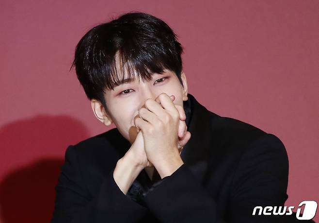 그룹 세븐틴(Seventeen) 원우가 22일 오전 서울 영등포구 콘래드호텔에서 열린 미니 9집 '아타카(Attacca)‘ 발매기념 글로벌 기자간담회에 참석해 미소를 짓고 있다.  © News1 권현진 기자