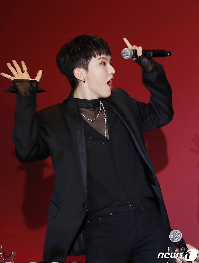 호시가 22일 오전 서울 영등포구 콘래드호텔에서 열린 미니 9집 '아타카(Attacca)‘ 발매기념 글로벌 기자간담회에 참석해 '빌보드200 1위'를 상상하며 포즈를 취하고 있다.  © News1 권현진 기자