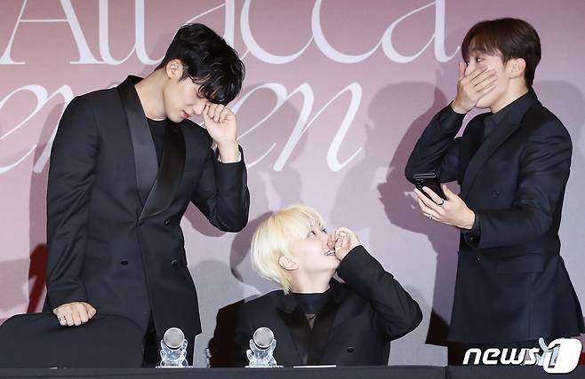 민규(왼쪽부터), 정한, 승관이 22일 오전 서울 영등포구 콘래드호텔에서 열린 미니 9집 '아타카(Attacca)‘ 발매기념 글로벌 기자간담회에 참석해 '빌보드200 1위' 를 상상하며 포즈를 취하고 있다. © News1 권현진 기자