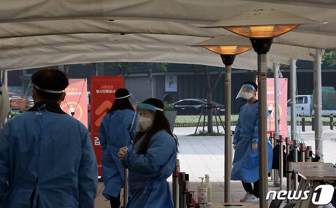 초겨울 날씨가 이어진 19일 오전 서울 중구 서울광장에 마련된 신종 코로나바이러스 감염증(코로나19) 임시선별진료소에 온열기가 설치돼 있다. 2021.10.19/뉴스1 © News1 조태형 기자