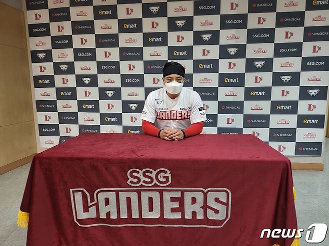 SSG 랜더스의 추신수가 22일 인천 SSG랜더스필드에서 열린 두산 베어스와의 경기 후 취재진 질문에 답하고 있다. © 뉴스1