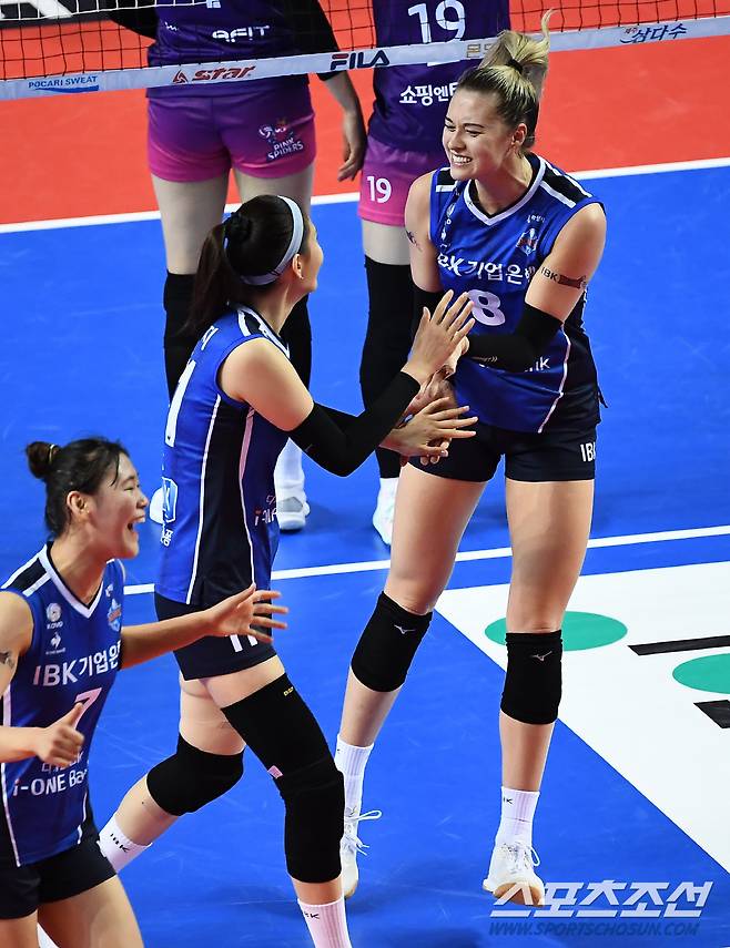 수지 언니 저 잘했죠? 득점 후 기쁨을 함께 나누는 두 사람