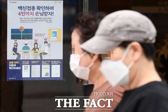 정부가 단계적 일상회복의 첫 단계는 식당과 카페 등 생업 시설에 대해 운영 시간 제한 해제를 검토한다. 다만 마스크 착용 등 방역수칙은 그대로 유지한다는 방침이다. /남용희 기자