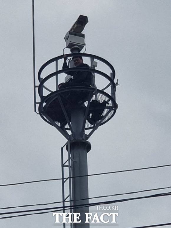 대구시가 서대구ktx역광장 조성을 위한 진입도로 공사를 진행하고 있는 가운데 주민비상책위원이 현장에서 농성 중 발등뼈가 부러져 다섯시간이 넘는 대수술을 했지만 대구시가 모르쇠로 일관하자 이에 반발한 주민 2명이 21일 오후 1시쯤부터 25m 관제탑에서 고공농성을 시작했다. / 주민비상대책위원회 제공