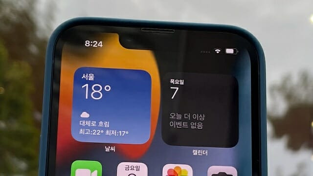 iOS 15는 아직 줄어든 노치로 생겨난 여유공간을 제대로 활용하지 못한다. (사진=지디넷코리아)