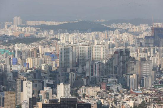 지난 14일 오후 서울 남산에서 바라본 서울 시내 아파트 ＜사진=연합뉴스＞