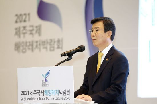 문성혁 해양수산부 장관이 22일 제주 서귀포시 제주국제컨벤션센터에서 열린 2021 제주국제해양레저박람회 개막식에서 환영사를 하고 있다. 사진=제주국제해양레저박람회 조직위