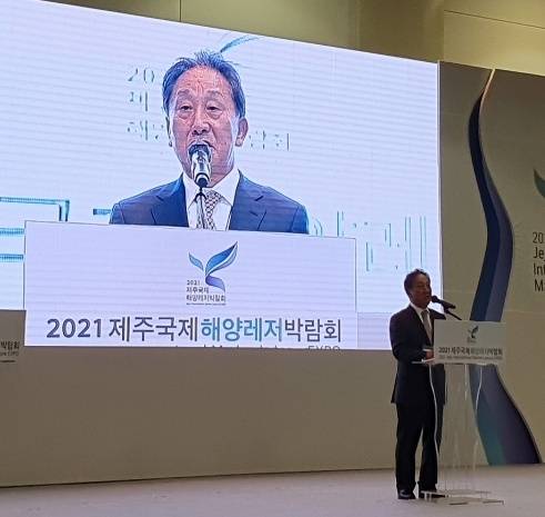 하민철 제주국제해양레저박람회 조직위원장이 22일 제주 서귀포시 국제컨벤션센터(ICC제주)에서 열린 2021 제주국제해양레저박람회 개막식에서 개회사를 하고 있다.  사진=제주국제해양레저박람회 조직위