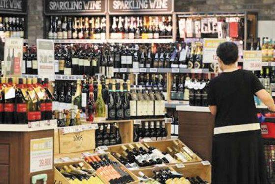 와인처럼 종류가 다양하고 선택이 까다로운 상품의 경우 소비자들은 많이 팔린 상품을 고르는 경향이 있다. 이런 밴드왜건 효과 때문에 기업들은 치열한 1등 싸움을 벌인다. /연합뉴스