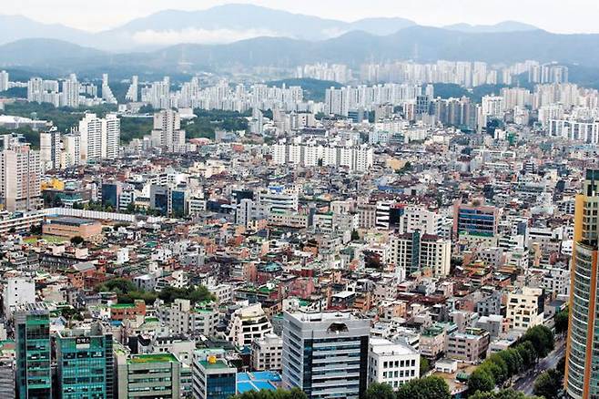 서울시가 2종 일반주거지역 일부에 적용되던 ‘7층 규제’를 완화하기로 하면서 그동안 규제에 막혔던 저층 주거지 재개발이 활성화될 전망이다. 사진은 서울 송파구 롯데월드타워 31층에서 바라본 주택가 모습. /김연정 객원기자