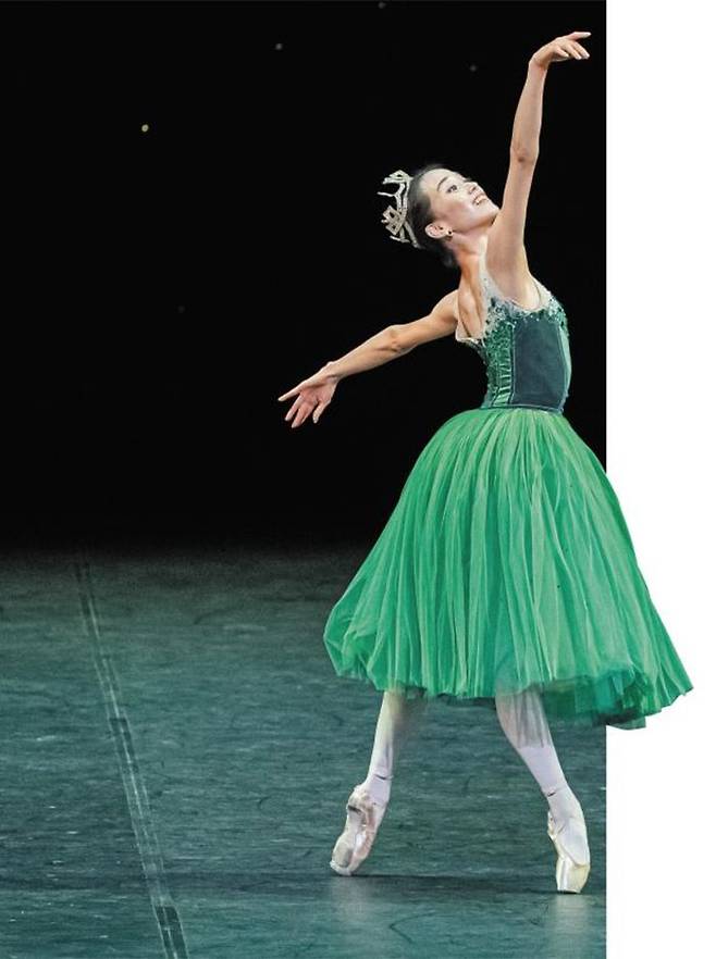 서울 예술의전당 오페라극장 무대에서 신작 ‘주얼스’를 선보이는 국립발레단 신승원 수석무용수. /국립발레단