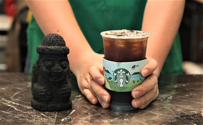 다회용컵에 음료를 담은 모습. 스타벅스는 연말까지 제주도 모든 매장에서 일회용컵을 퇴출할 예정이다. /스타벅스
