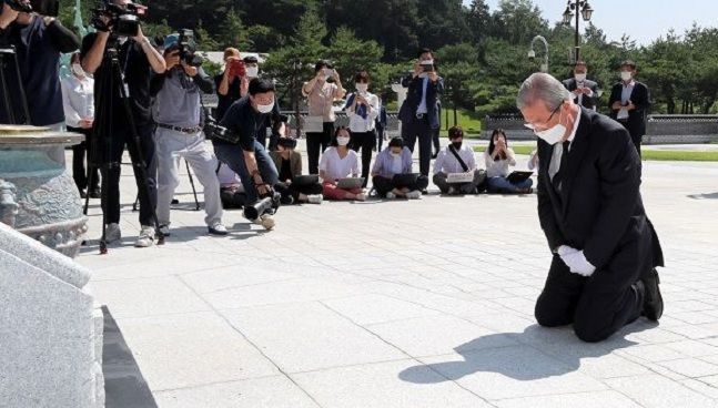김종인 미래통합당 비상대책위원장이 지난해 8월 19일 오전 광주 북구 운정동 국립5·18민주묘지를 찾아 오월 영령 앞에 무릎을 꿇고 참배하고 있다. ⓒ뉴시스