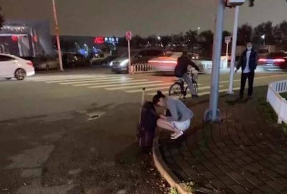 추위에 떨며 버스를 기다리는 승무원.