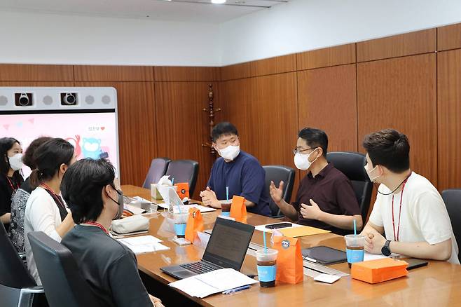 노준형 롯데정보통신 대표(오른쪽 가운데)와 MZ세대로 구성된 주니어보드 멤버들이 이야기를 나누고 있다.