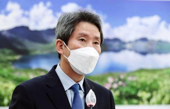 [서울=뉴시스] 최동준 기자=지난 18일 이인영 통일부 장관이 국회 외교통일위원회의 통일부 등 국정감사에서 발언하고 있다. (공동취재사진) 2021.10.18. photo@newsis.com /사진=뉴시스