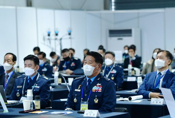 박인호 공군참모총장이 22일 경기도 성남시 서울ADEX 2021 행사장에서 열린 '제8회 공군 발전 세미나'에서 주제발표를 경청하고 있다. 사진=공군 제공