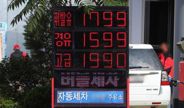 국제 유가가 고공 행진을 하며 국내 휘발유 판매가격이 7년 만에 최고 수준으로 올라선 18일 오전 서울시내 한 주유소에서 휘발유가 L당 1700원대에 판매되고 있다. 뉴시스
