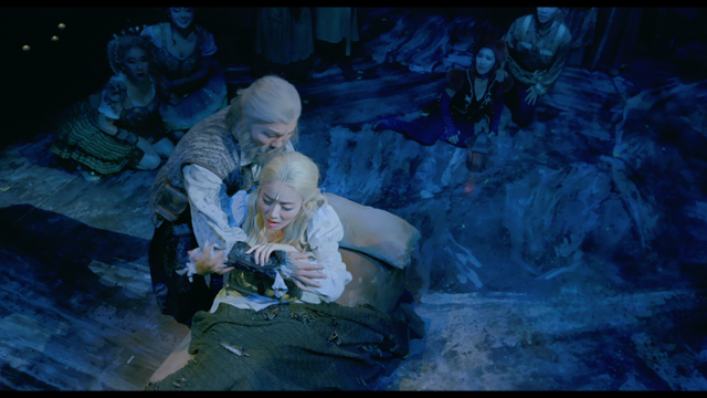 팬데믹 시대는 공연의 영상화에 박차를 가했다. 사진은 창작뮤지컬 '웃는 남자'의 공연 영상. EMK뮤지컬컴퍼니 제공