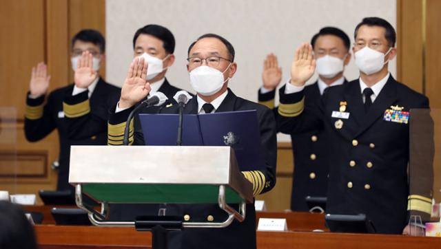 부석종(가운데) 해군참모총장이 14일 충남 계룡대에서 열린 국회 국방위원회의 해군본부 국정감사에 참석해 증인선서를 하고 있다. 뉴스1
