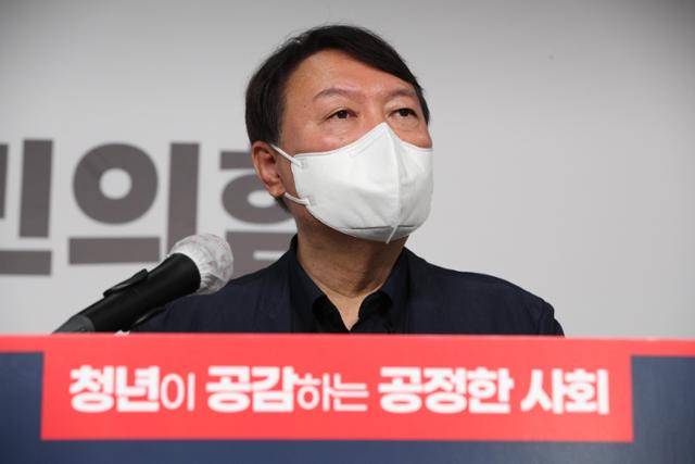 윤석열 전 검찰총장이 21일 국민의힘 중앙당사에서 연 청년정책 공약 발표 기자회견에 앞서 "전두환 정권 옹호 발언 비판을 겸허히 수용하고 유감을 표한다"고 밝혔다. 연합뉴스