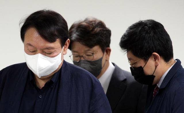 윤석열 전 검찰총장이 21일 서울 여의도 국민의힘 중앙당사에서 청년정책 공약 발표에 앞서 대선캠프 종합지원본부장인 권성동 의원, 김병민 대변인과 회견장으로 입장하고 있다. 연합뉴스
