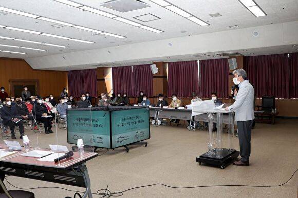 유진섭 시장이 5층대회의실서 “농촌협약이 체결되면 농촌의 정주 여건이 개선이 기대된다”며 “직접 주민들과 소통하며 강의하고 있다. [사진=정읍시]