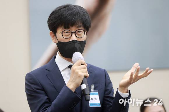 이해진 네이버 글로벌투자책임자(GIO)가 21일 서울 여의도 국회에서 열린 과학기술정보방송통신위원회의 방송통신위원회 등에 대한 국정감사에서 증인으로 출석해 질의에 답변하고 있다. [사진=김성진 기자]