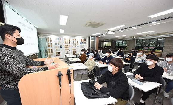 영진전문대 출신 장재완(국보디자인)씨가 지난 21일 후배들에게 현장 생활을 전하는 특강을 펼치고 있다. [사진=영진전문대학교]