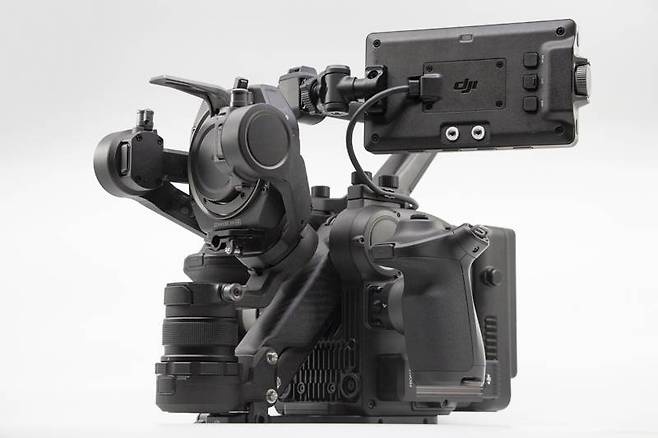 짐벌을 접은 상태의 DJI 로닌 4D. 출처=IT동아