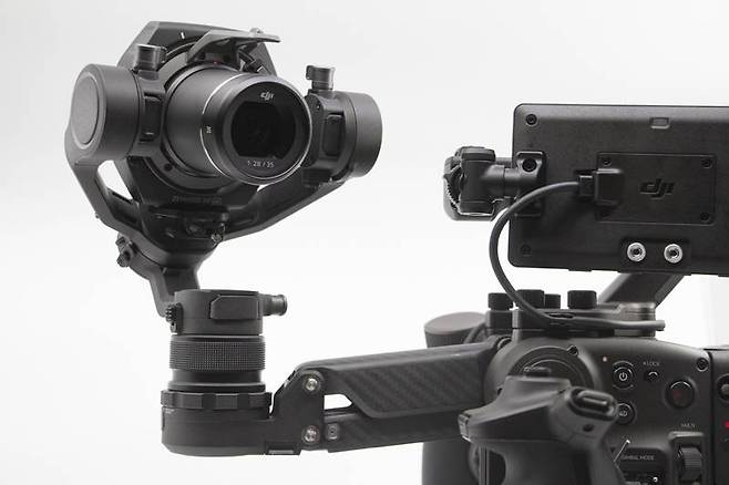 DJI DL 마운트 렌즈를 장착한 예시. 출처=IT동아