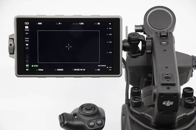 초점은 모니터로 지시를 내리거나, DJI 로닌 4D의 버튼을 활용해 조작할 수 있다. 출처=IT동아