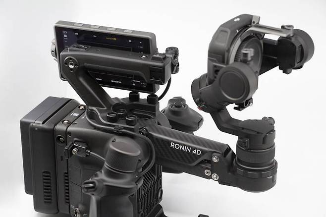 DJI 로닌 4D의 짐벌, 흰색으로 이름이 새겨진 부분이 Z축이다. 출처=IT 동아