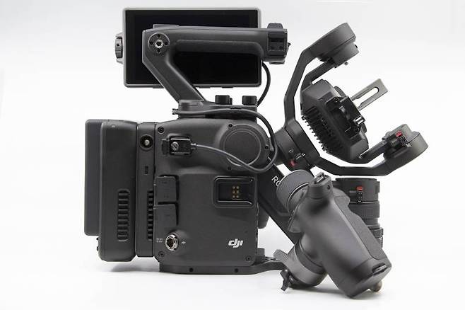DJI 로닌 4D의 우측면, 핸들은 분리한 상태다. 출처=IT동아