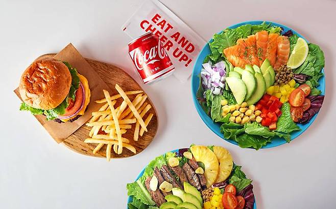 힘난다 햄버거와 샐러드. 출처 = 힘난다