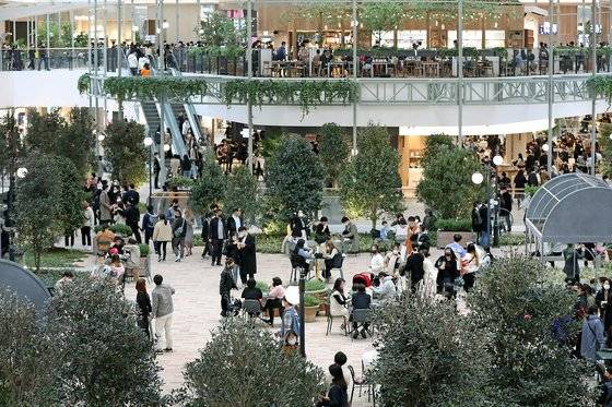 서울 여의도 '더현대 서울' 백화점이 쇼핑을 즐기는 시민들로 붐비고 있다. 사진 뉴스1