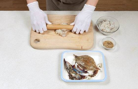 꽃게를 누르거나 밀대로 밀어 살을 발라내 마지막으로 국에 넣는다. 사진 송미성, 스타일링 스튜디오로쏘