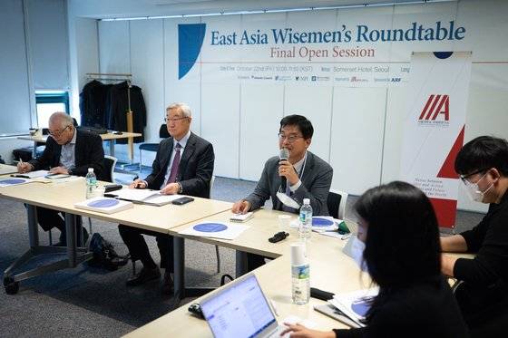 22일 서울 종로구 서머셋팰리스에서 개최된 '동아시아 현인 원탁회의' 공개회의. 왼쪽부터 문정인 세종연구소 이사장, 김성환 전 외교통상부 장관, 박철희 서울대 국제대학원 교수. [뉴스1]