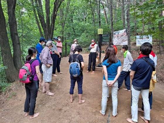서울 강남구 일원동 일원의 대모산에서 맨발걷기 숲길 힐링스쿨이 열리고 있는 모습. 맨발걷기 시민운동본부 제공