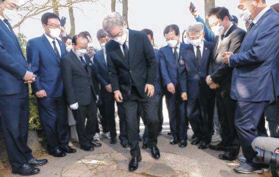 더불어민주당 대선 후보인 이재명 경기지사가 22일 오전 광주 북구 민족민주열사묘역(옛 망월묘역) 입구 땅에 박혀 있는 '전두환 기념비'를 밟고 있다. '전두환 기념비'는 1982년 전두환씨의 전남 담양군 방문을 기념해 세워졌던 비석으로, 광주전남 민주동지회가 비석의 일부를 떼어내 가져와 참배객들이 밟고 지나가도록 설치했다. 뉴시스