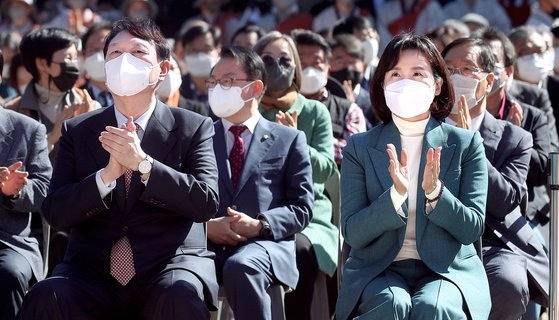 윤석열 국민의힘 대선경선 후보(왼쪽), 이재명 더불어민주당 대선후보 부인 김혜경 씨가 지난 18일 오전 경남 양산시 하북면 통도사에서 열린 '삼보사찰 천리순례 회향식'에 참석해 박수를 치고 있다. 뉴스1